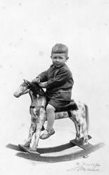 Portrett av liten gutt på gyngehest