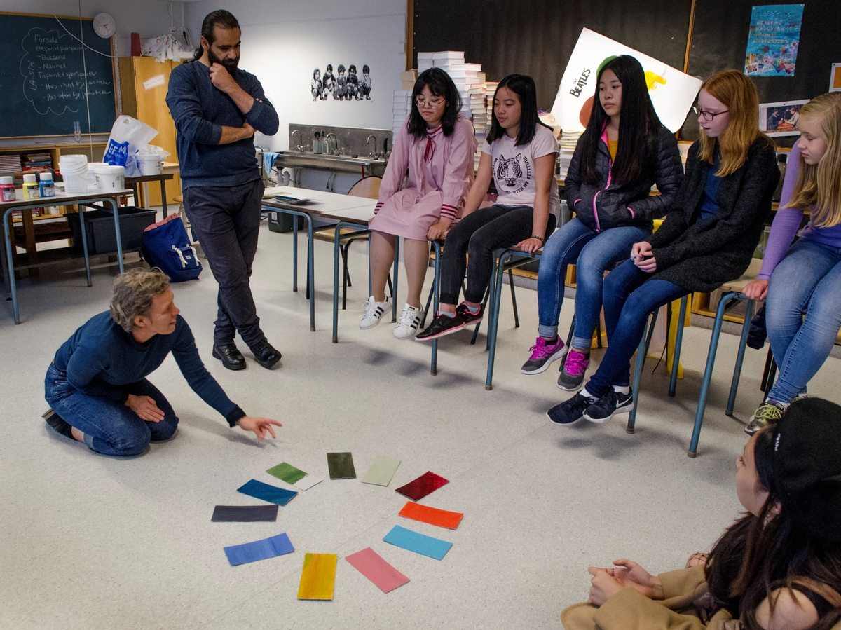 Moi og Salamah skapte et temporært kunstprosjekt sammen med elever i en valgfagsklasse på Ski ungdomsskole. Gjennom de neste ukene skal de se på fargene i byen og landskapet. Kunstnerne ønsket å invitere en gruppe elever til å undersøke Ski gjennom farger. Målet er at de vil se sin hjemby med nye øyne og at vi sammen kan skape nye fortellinger om Ski. Moi inviterte også kunstnar og forfattar Geir Yttervik til å undervise elevane i Josef Albers’ fargelære.