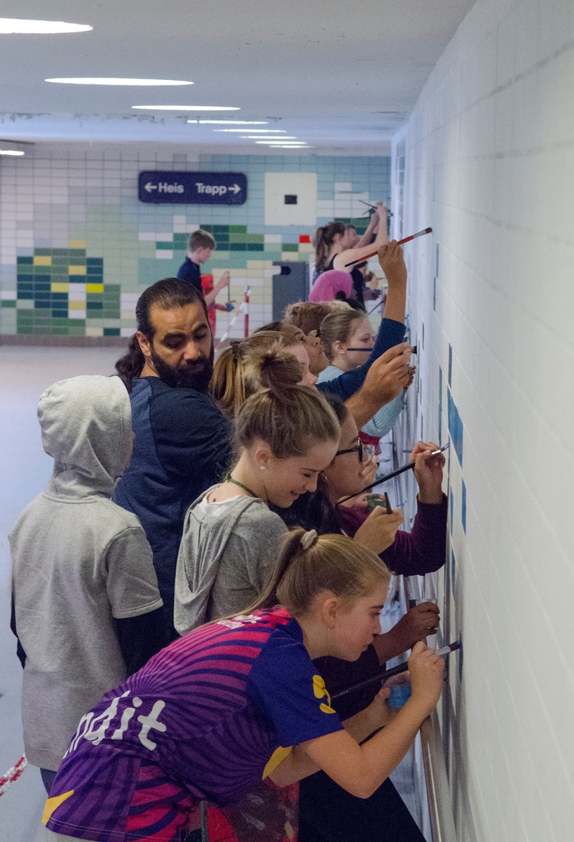 Moi og Salamah skapte et temporært kunstprosjekt sammen med elever i en valgfagsklasse på Ski ungdomsskole. Gjennom de neste ukene skal de se på fargene i byen og landskapet. Kunstnerne ønsket å invitere en gruppe elever til å undersøke Ski gjennom farger. Målet er at de vil se sin hjemby med nye øyne og at vi sammen kan skape nye fortellinger om Ski. Moi inviterte også kunstnar og forfattar Geir Yttervik til å undervise elevane i Josef Albers’ fargelære.