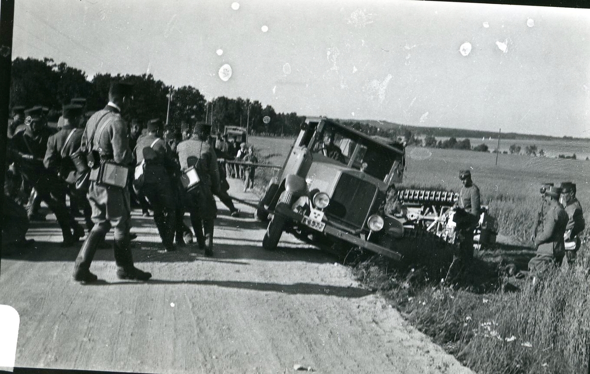 Bärgning av lastbil, A 6. Skolbatteriets marsch till Karlsborg.