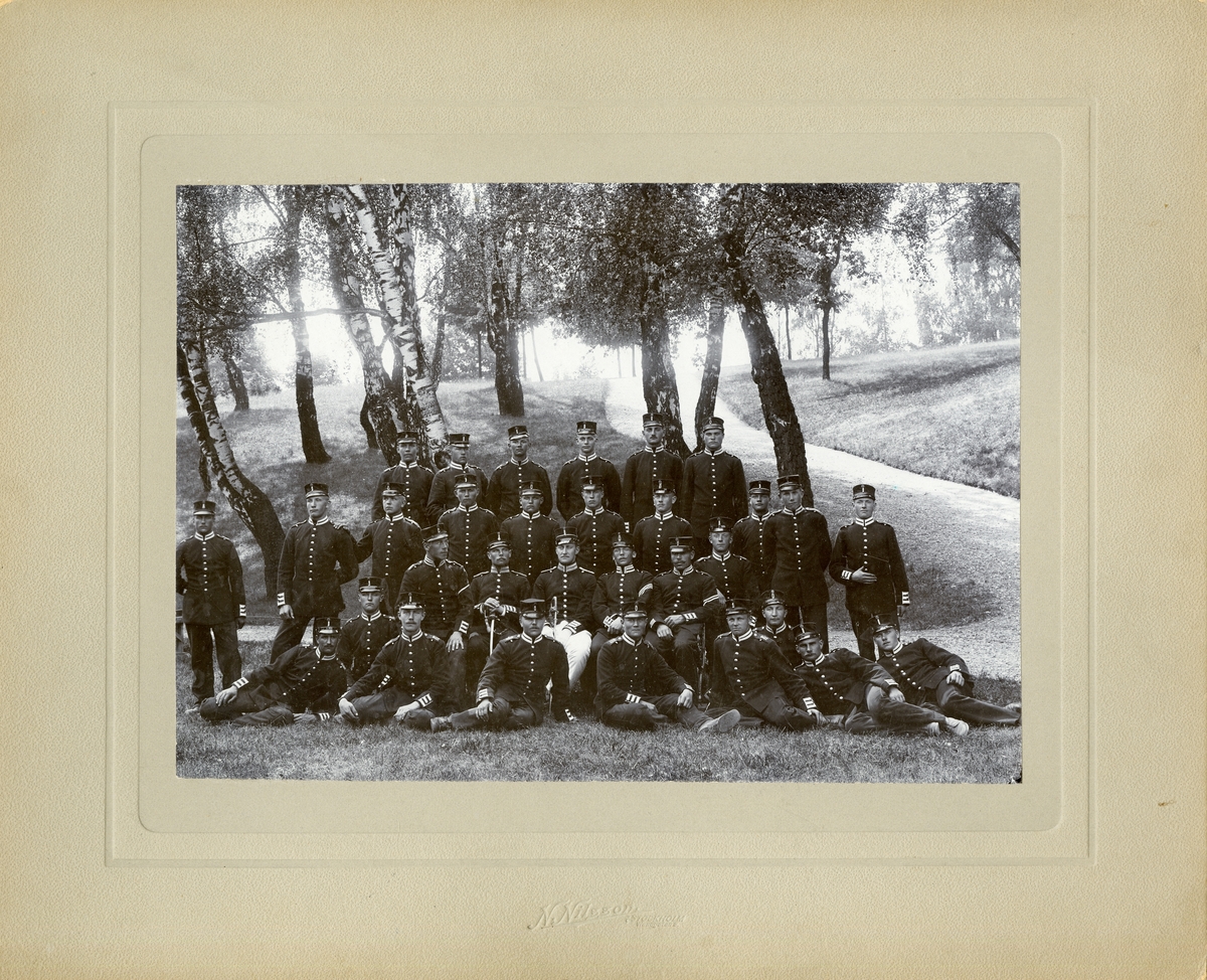 Grupporträtt av soldater vid 4:e kompaniets rekrytskola  1903-1904.