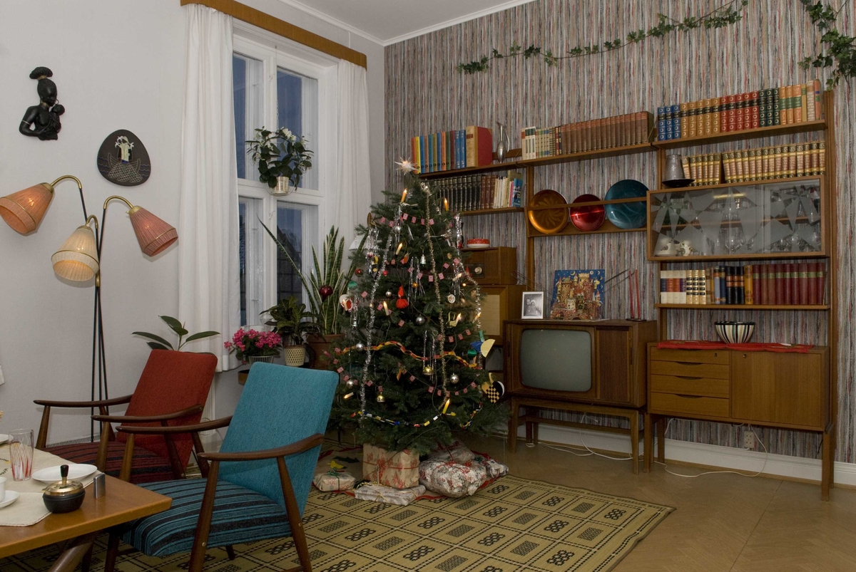 Serie med bilder av julepyntet stue i 1960-talls leiligheten i OBOS-gården, Wessels gt. 15.