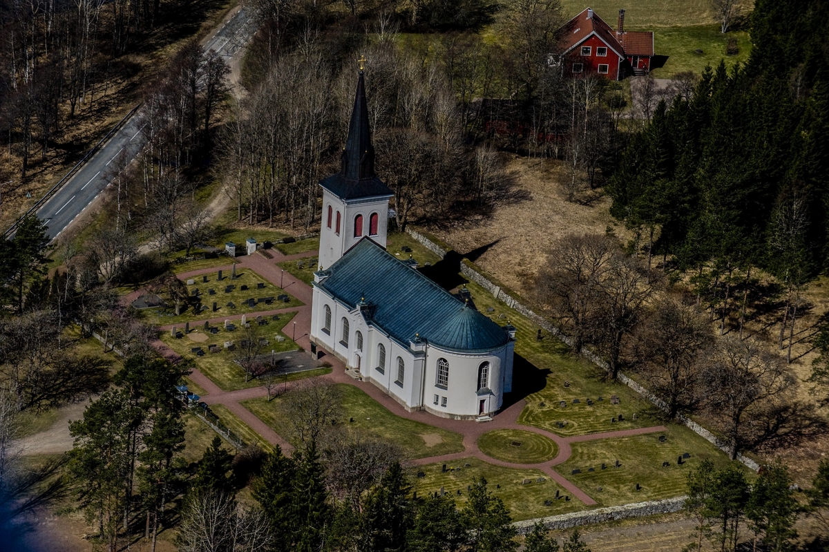 Flygfoto över Almesåkra kyrka i Nässjö kommun.