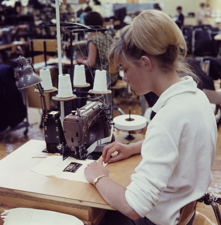 Kanting av lommeposer, syerske ved symaskingen i konfeksjonsfabrikken til Jonas Øglænd AS på Sandnes
