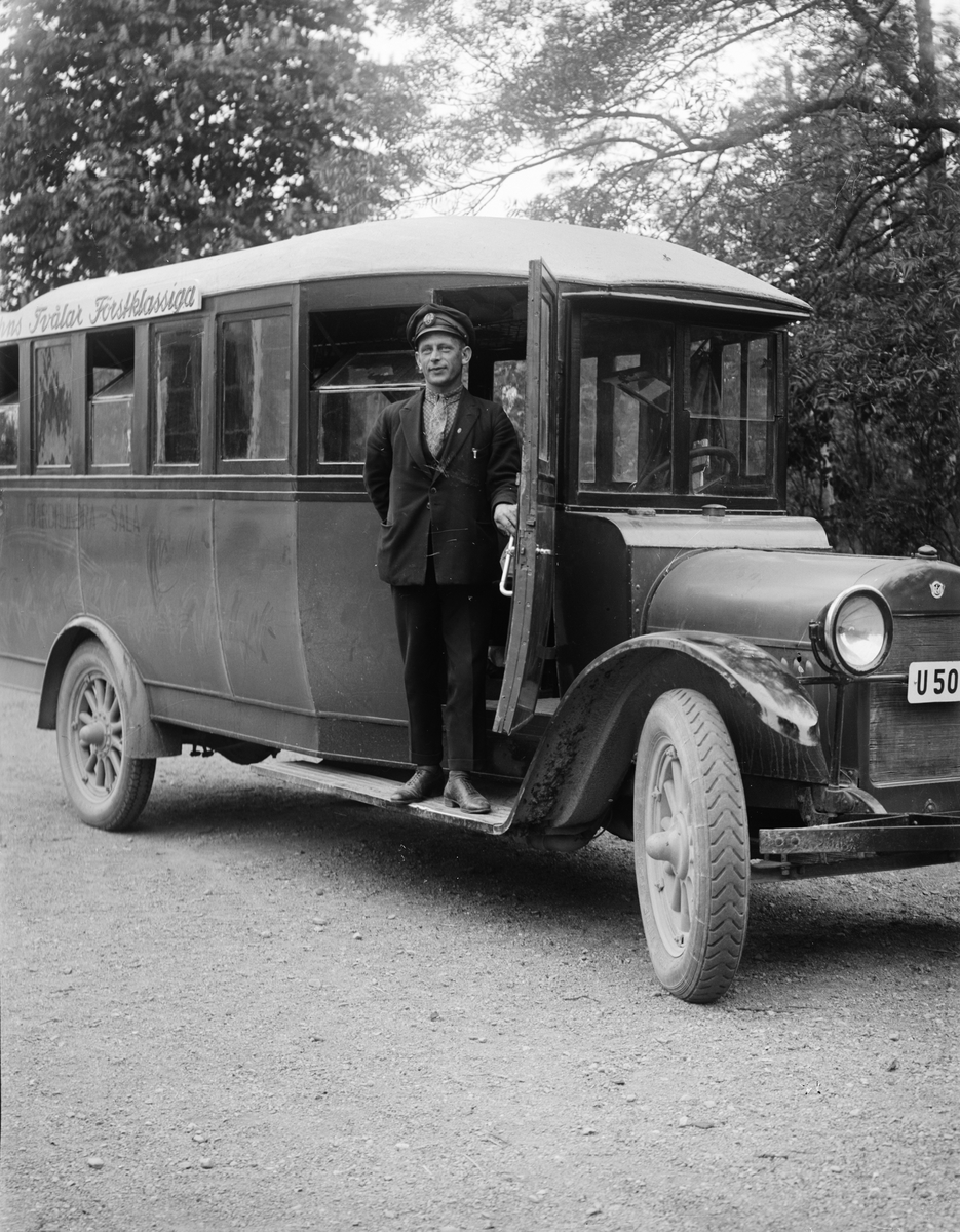 Chaufför Gunnar Åkvist vid skolresans buss, sannolikt Västerås 1928