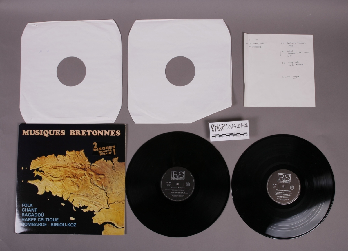 To grammofonplater i svart vinyl og plateomslag av papp. Platene ligger i hver sin papirlomme. Inneholder også et ark med notater (se bilde).