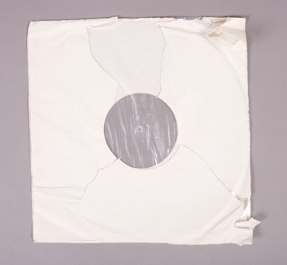 Grammofonplate i svart vinyl. Plata ligger i ei papirlomme med plastfôr.