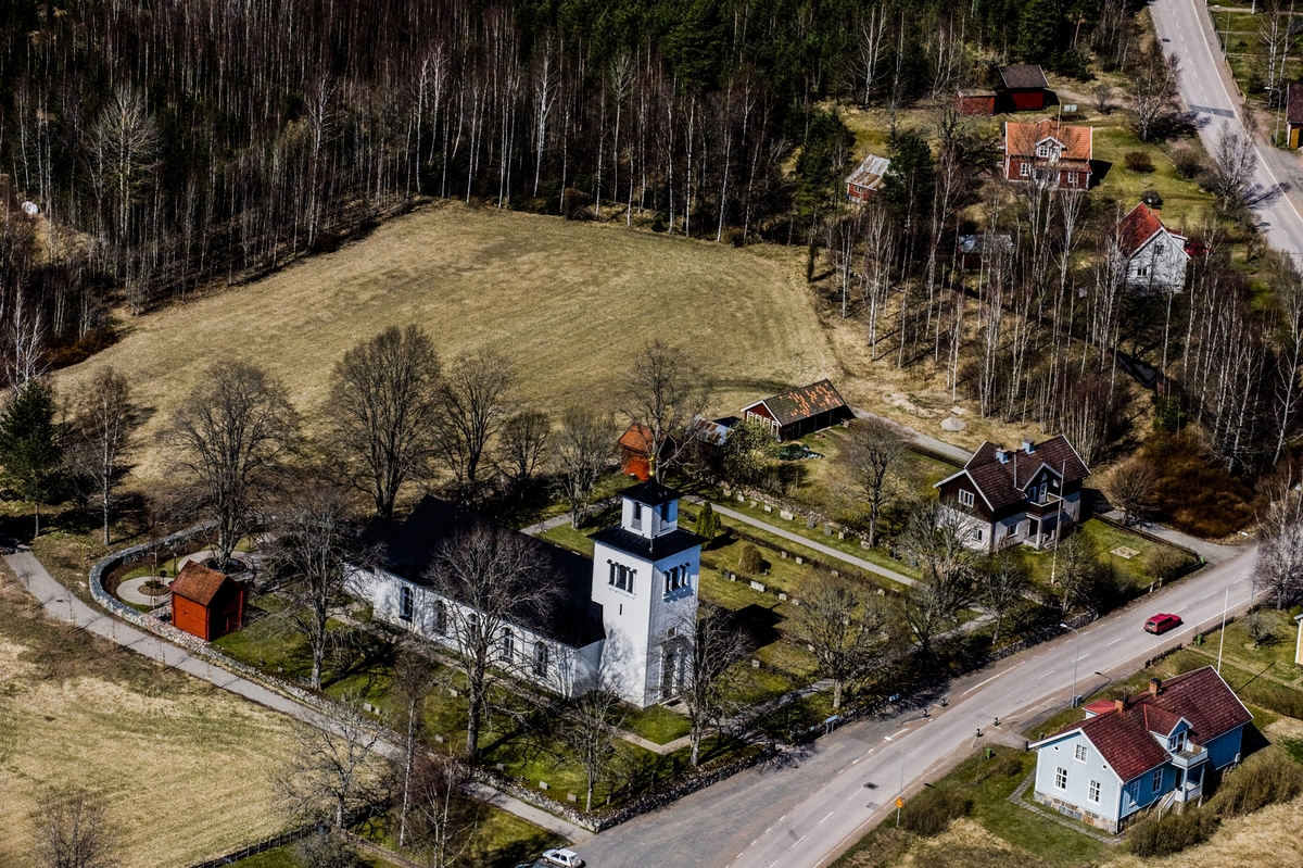 Flygfoto över Bellö kyrka i Eksjö kommun.