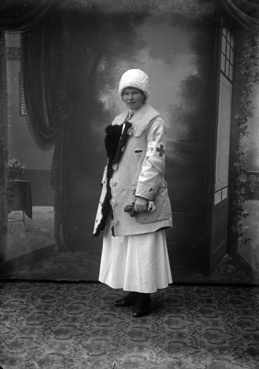 Röda korset. Personalgr. 1917-1918. Studioporträtt av kvinna i rödakorsuniform.