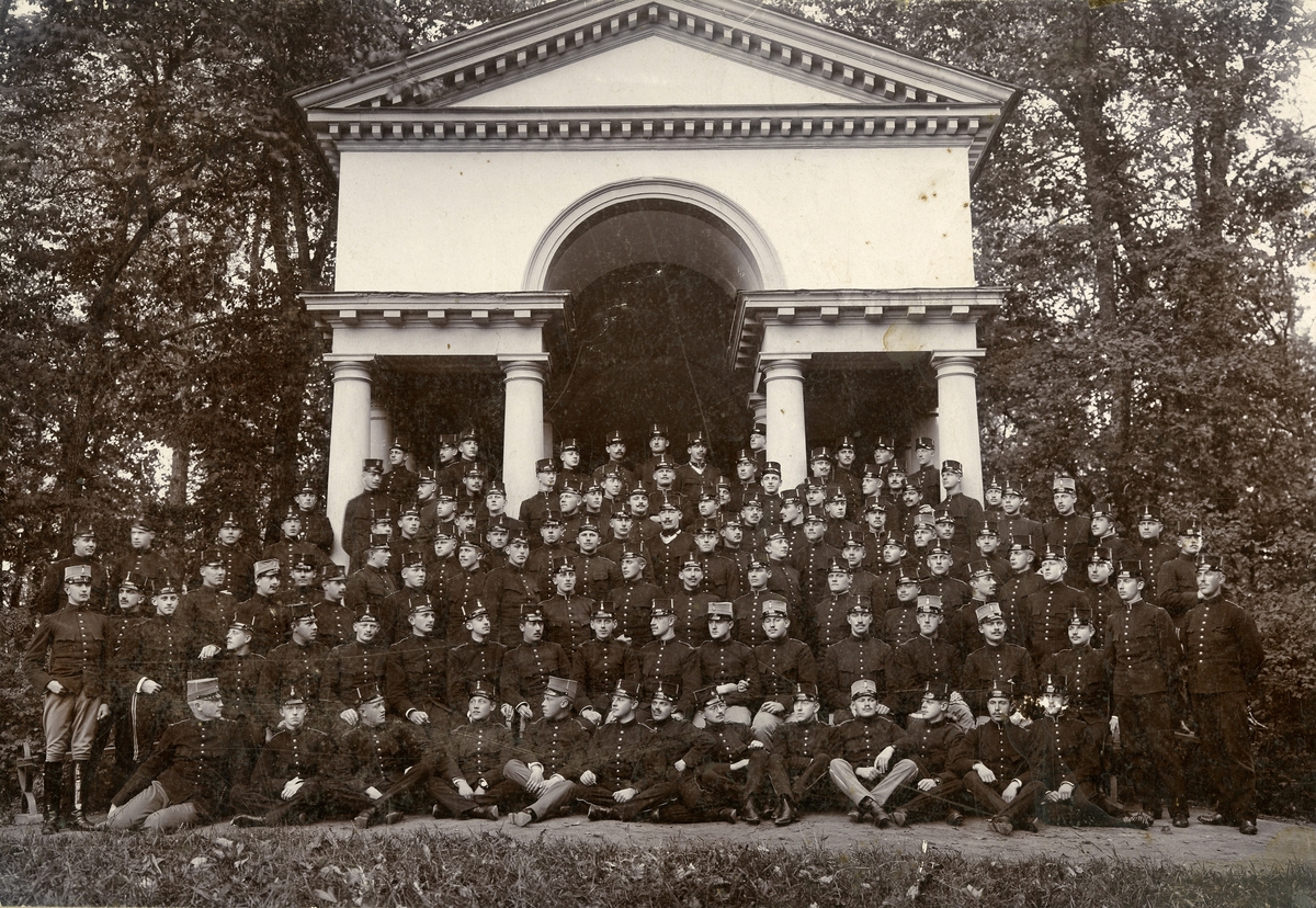 Grupporträtt av utexaminerade elever från krigsskolan 1899.