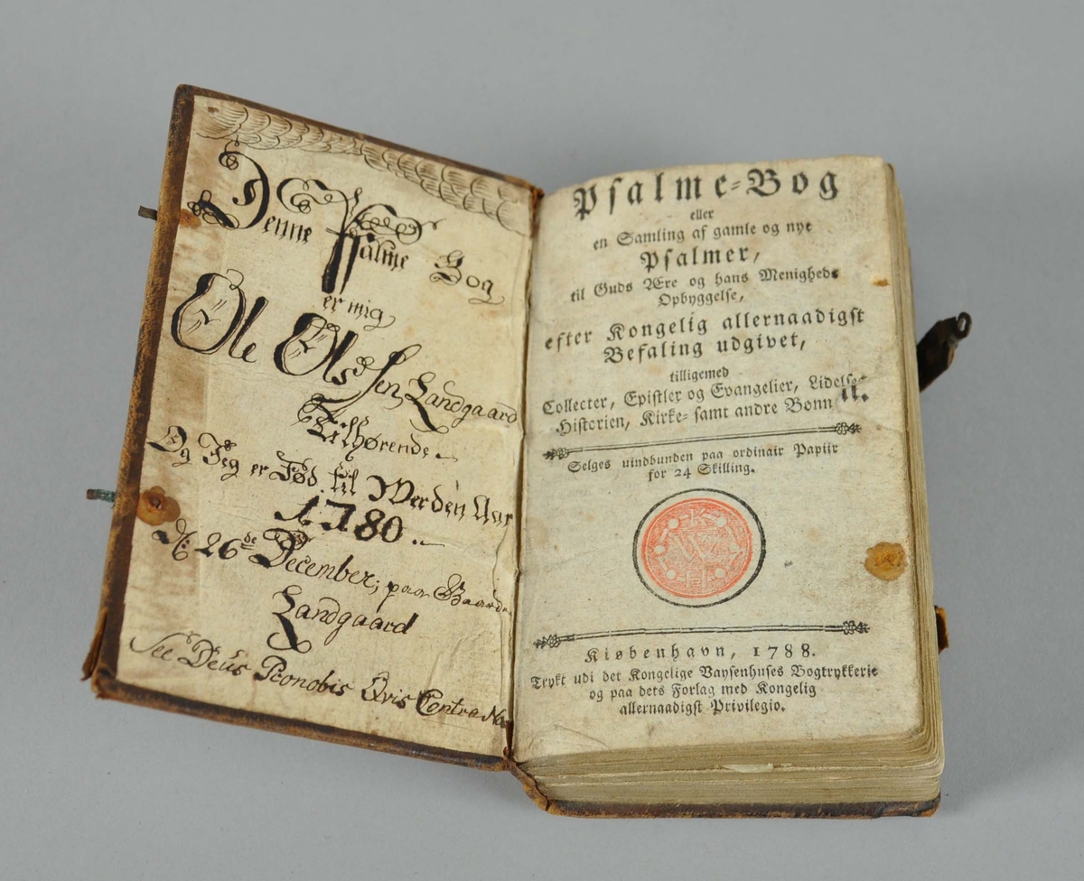 Salmebok i brunt skinn, med innprintet dekor av adam og eva, hjerter og kors. Boken har to spenner av skinn, men den ene har falt vekk. 184 sider.