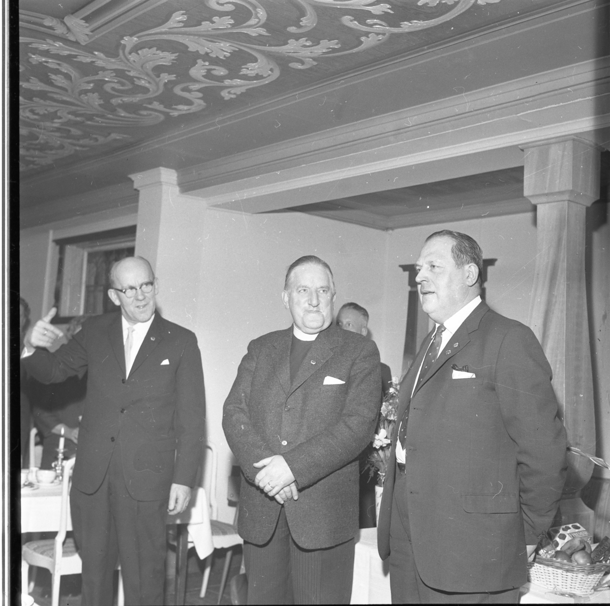 Grännaavdelningen av MHF:s 10 årsjubileum på Ribbagården i Gränna, februari 1964 (Motormännens Helnykterhetsförbund). I mitten kyrkoherde Wallis Wendel och till höger Hugo Hugander (Andersson) från Örserum.