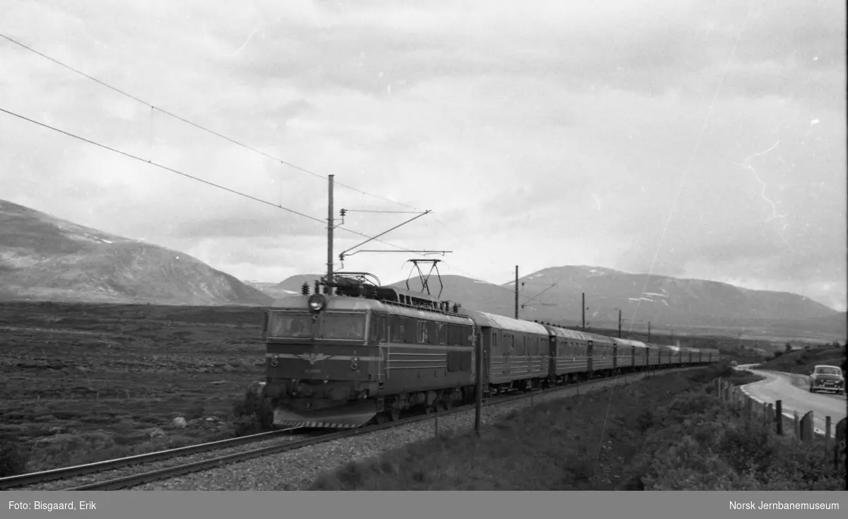 Elektrisk lokomotiv El 14 med sørgående ekspresstog 42 like nord for Hjerkinn