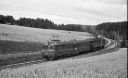 Motorvogn type 65 med styrevogn i tog ved Spydeberg