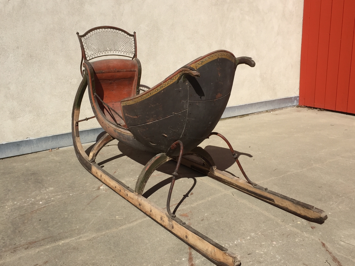 Slede for én hest til persontransport. Ett hovedsete  med svungen fasong for en person. To håndtak på fatings rygg . Ståplass for kusk på meier som er ekstra lange bakover. Ett par skjæker.