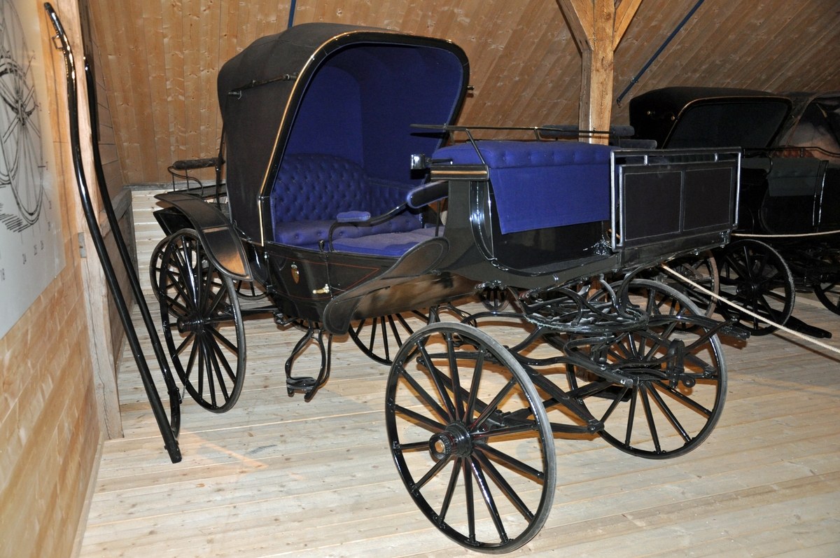 4-hjuls vogn med kalesje for én hest til persontransport. Fast kuskebukk og to likeverdige passasjerseter. Fast kalesje. To lave dører.