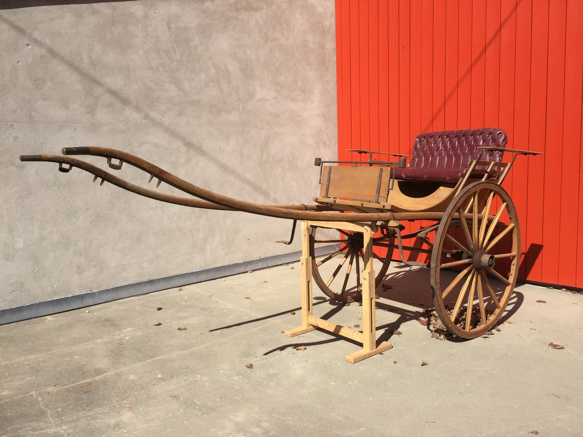 2-hjuls vogn for én hest til persontransport. Ribbesidet fating.