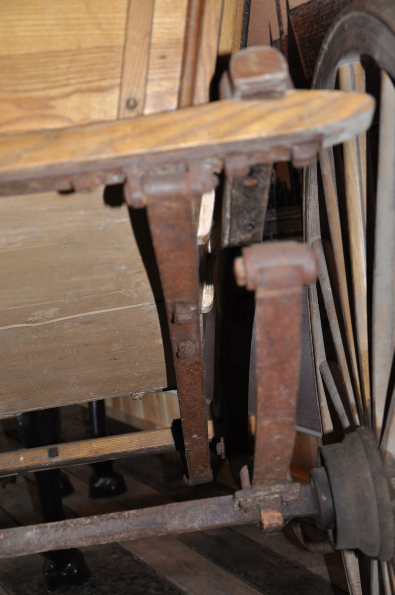 2-hjuls vogn for én hest til persontransport. Ribbesidet fating.