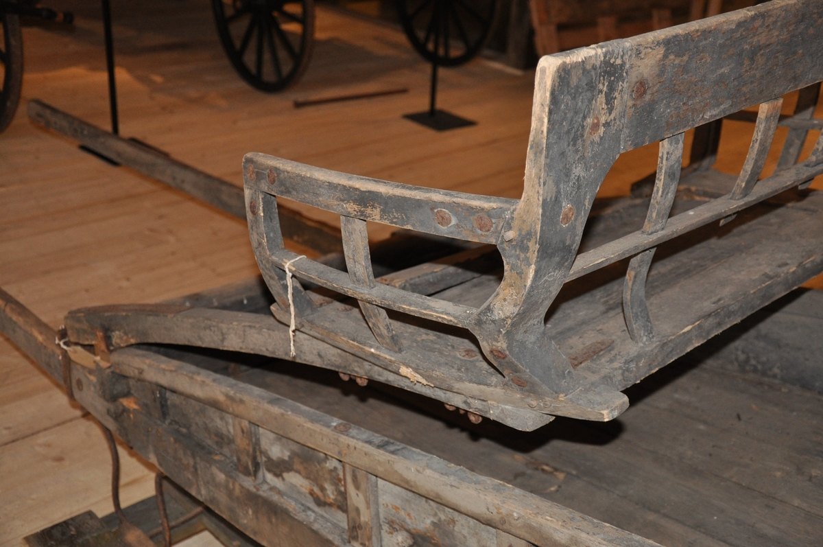 Vognkropp for trekk med én hest. Stolkjerre. Løst sete med avfjæring via to utkragede trestykker. Aksel og hjul mangler.