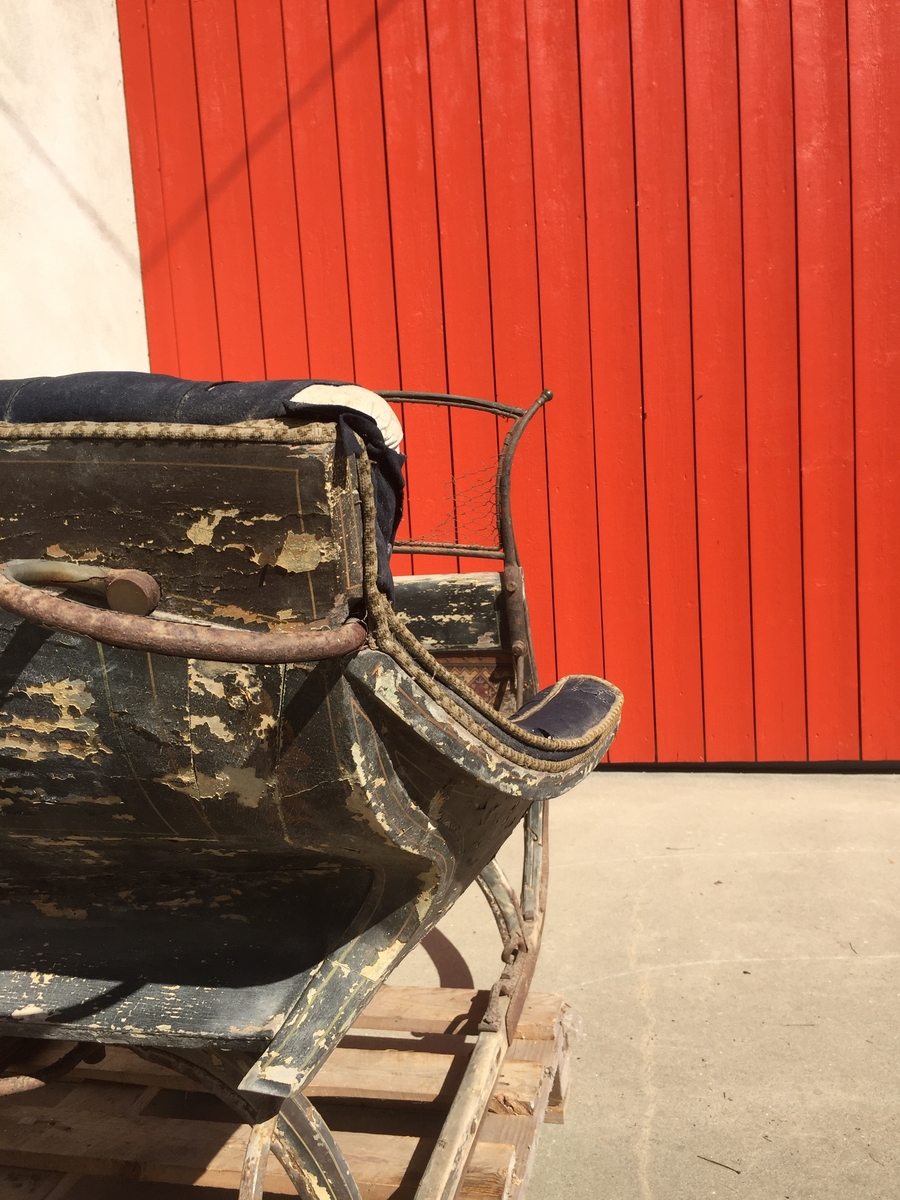 Slede for én hest til persontransport. Ett hovedsete  med svungen fasong for to personer. Hundsvott (sete) bak.