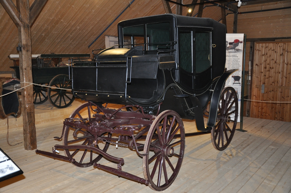 4-hjuls hestevogn av innelukket type. Betegnet som en wienervogn. Overdelen av det innelukkede rommet har vært mulig å ta av i penvær.