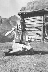 Ung kvinne på setervollen. Kaia Ringnes, Bakkesetra, Atndale