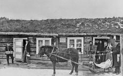 Personer, hest, butikk gml. Dalholen handel. Dalens Forbruks