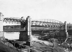 Sarpsbrua i Sarpsborg, ukjent år. Lav vannstand, gangvei ove