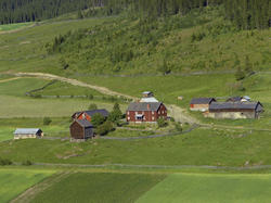 Øyer, Nord-Tretten. Enge Gård. Stort, rødt våningshus i to e
