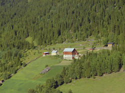 Øyer, Nord-Tretten. Bakkestugua småbruk. Rød driftsbygning m
