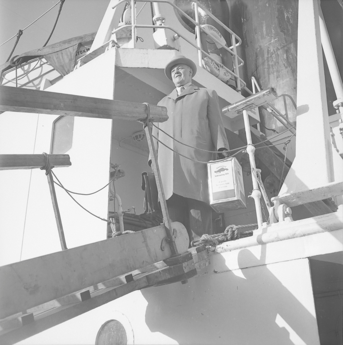 Reklamebilder fra Hurtigruta og fra Turistgaragen bensinstasjon