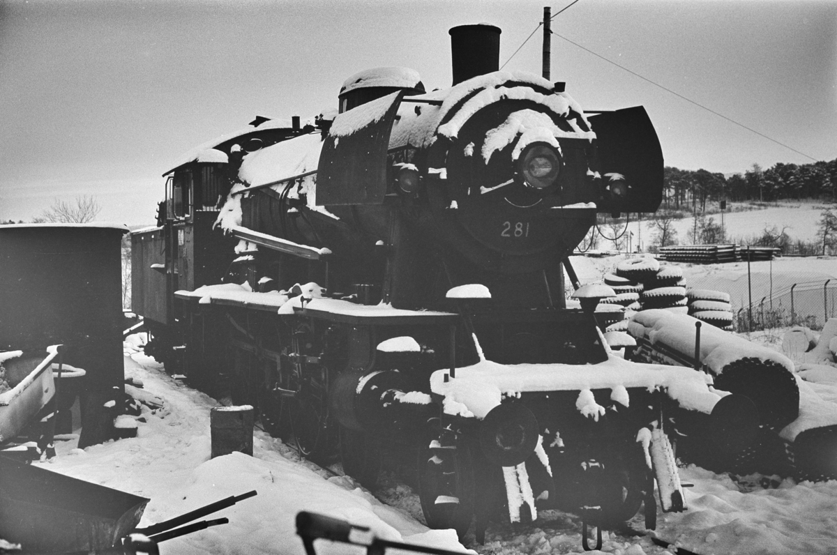 Damplokomotiv type 30a nr. 281 hensatt på Leangen stasjon, trolig i påvente av revisjon.