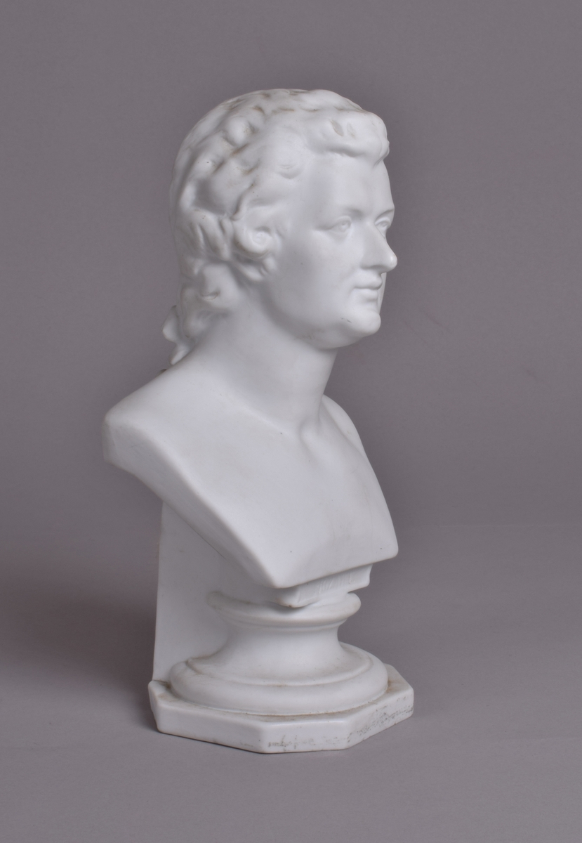 Liten byste av Mozart på 8-kantet sokkel.