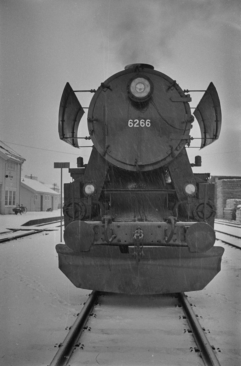 Damplokomotiv type 63a nr. 6266 på Melhus stasjon.