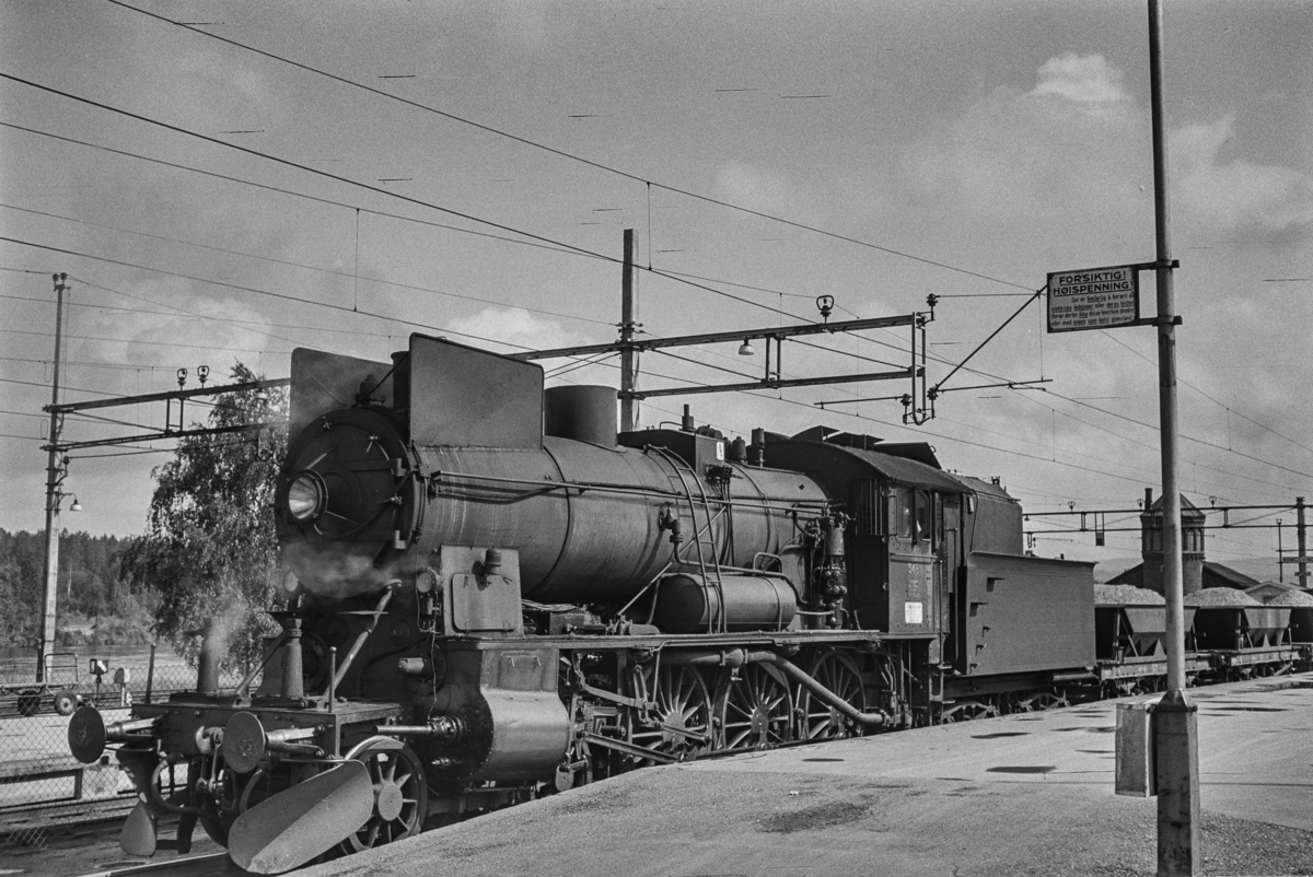 Damplokomotiv type 30b nr. 348 med grustog på Kongsvinger stasjon.