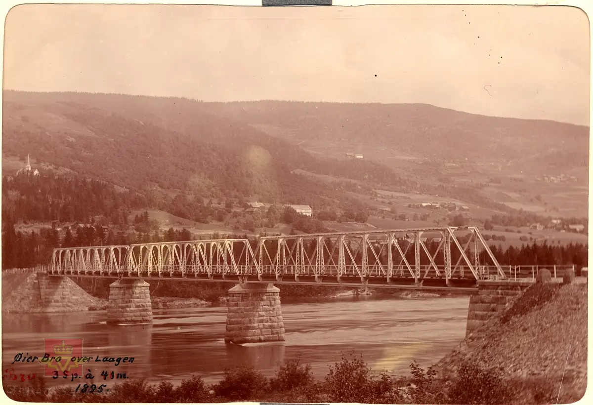 Arbeidslag legger asfalt på Tretten i Gudbrandsdalen. I bakgrunnen skimtes den gamle fagverksbrua fra 1890-tallet. 

08.01.2018: "Det er 25 karer på bildet, de fleste lokale størrelser. Fra venstre nr 1 Kristian Kraabøl Bergmo, 2 Alf Kraabøl, 3 ukjent, 4 Nils Brodal, 5 ukjent, 6 ukjent, 7 Johan M. Kraabøl (vegvokter), 8 Johan Hovdsveen, 9 Magne Kraabøl, 10 Johan Flatemo, 11 Alf Formo, 12 ukjent, 13 ukjent, 14 Wilhelm Olsen, 15 Hans Strangstadstuen, 16 Arnt Løvmo, 17 Reidar Løvmo, 18 ukjent, 19 Karsten Nordgård, (foran Gunnar) 20 Gunnar Flatemo (bakerst), 21 ukjent, 22 ukjent, 23 Ingvald Botheim, 24 ukjent og 25 Alfred Stalsberg". 

Se mer informasjon om dette bildet under Historikk lenger ned på siden. Opplysningene er gitt av Odd Bjerke. 

Klikk på pilen til høyre og se bilde av Tretten og Øyer bru i Øyer kommune i 1895. Bildene er fra amtsingeniør Nicolai Olaf Saxegaards album hvor bruene er avbildet. Se Relasjon og relaterte objekter NVM 00-F-03205 og NVM 00-F-03206 for mer informasjon lenger ned på siden.