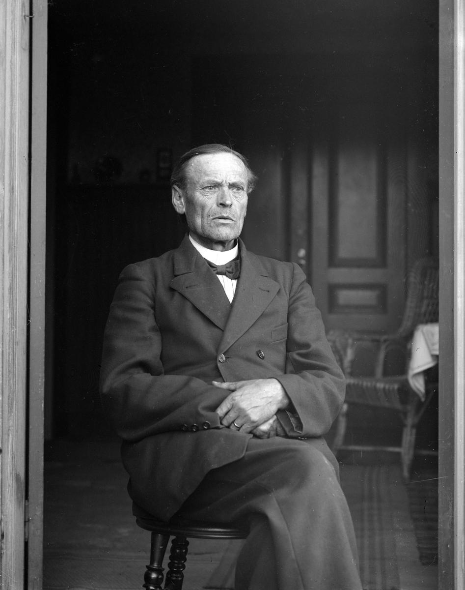 Porträtt av Lars Wennberg. Komminister i Svinhult under åren 1915-1931. Gift med Caroline Brustad. Paret var bosatta i komministerbostället Skuru.