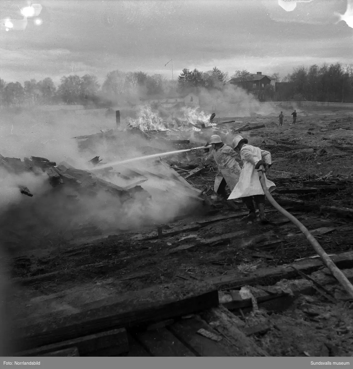 Brand på brädgården vid Sunds nedlagda sågverk. Brandmän från såväl Sundsvalls som Sköns brandkårer kämpade med släckningsarbetet som blev besvärligt på grund av blåsten.