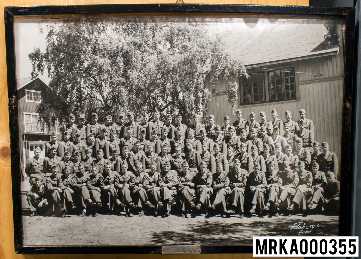 Fotografi taget på befäl och soldater som genomfört grundläggande soldatutbildning på 1:a Batteriet KA 2.
Fotografiet taget på övre plan Gräsvik KA 2.
Flobergs Foto 1959.