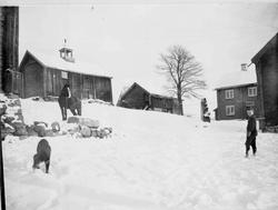 Repro: Gardstun med stabbur og klokketårn.
