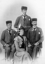 Portrett av tre menn og en kvinne.