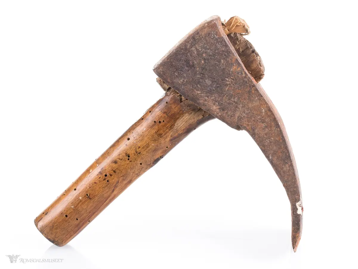 En kortskaftet hammer med en liten tverrøks i enden. Redskap som først og fremst ble brukt av bøkkere til å lage lås på tønnebånd med, men ble også brukt i andre håndverk.