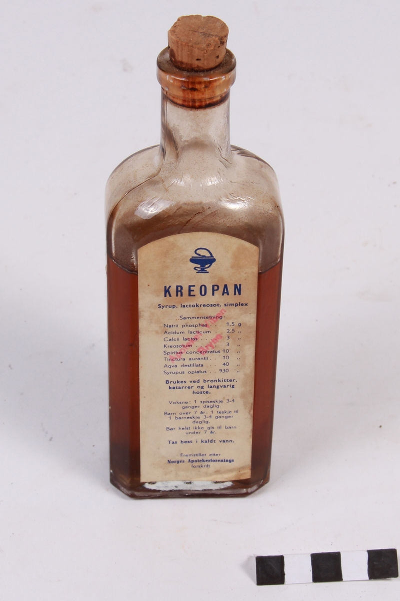 Flaske med Kreopan hostesaft, med kork.