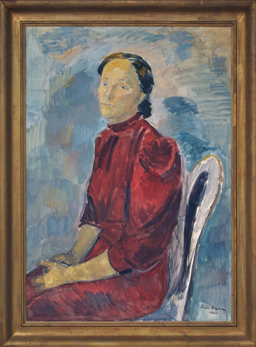 Knäbild av sittande dam på stol; blågrön fond. (Porträtt av Anna Holmström).