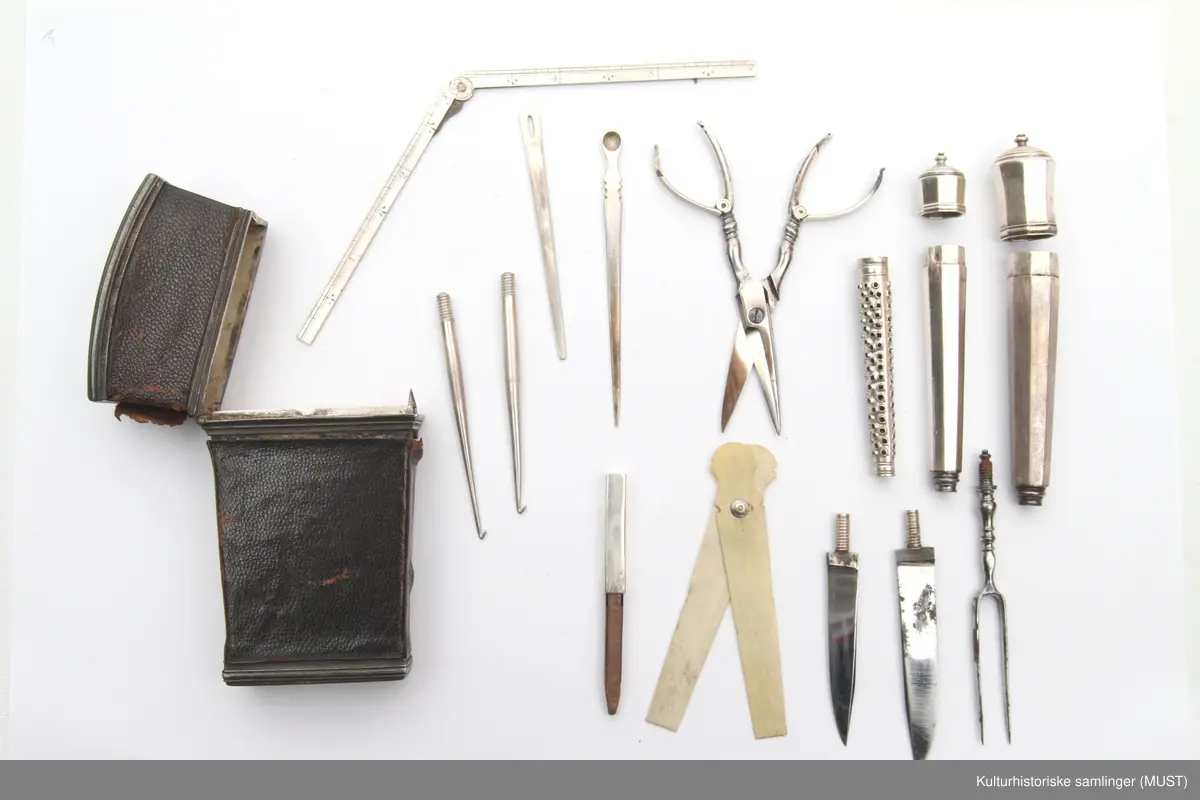 Fruktkurv, blomster og bladmotiver.