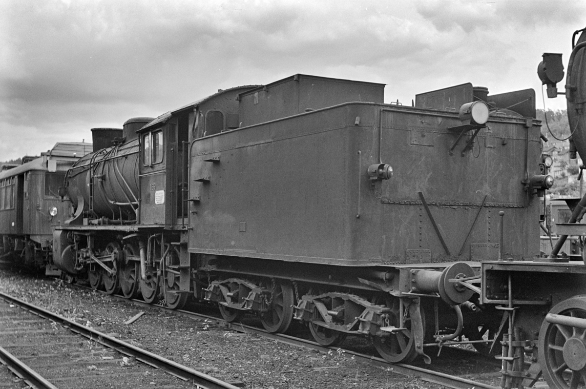 Damplokomotiv type 39a nr. 169, hensatt i Lodalen. i Oslo.  I bakgrunnen en motorvogn type Bmdo 83b.