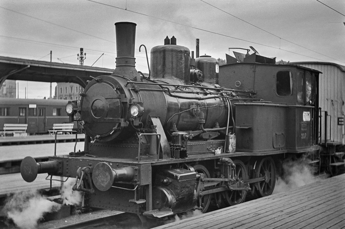 Damplokomotiv type 25a nr. 307 i skiftetjeneste på Oslo Østbanestasjon.