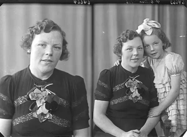 Portrett. Familiegruppe på to. Mor og datter. Ung kvinne og 