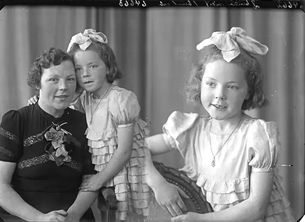 Portrett. Familiegruppe på to. Mor og datter. Ung kvinne og 