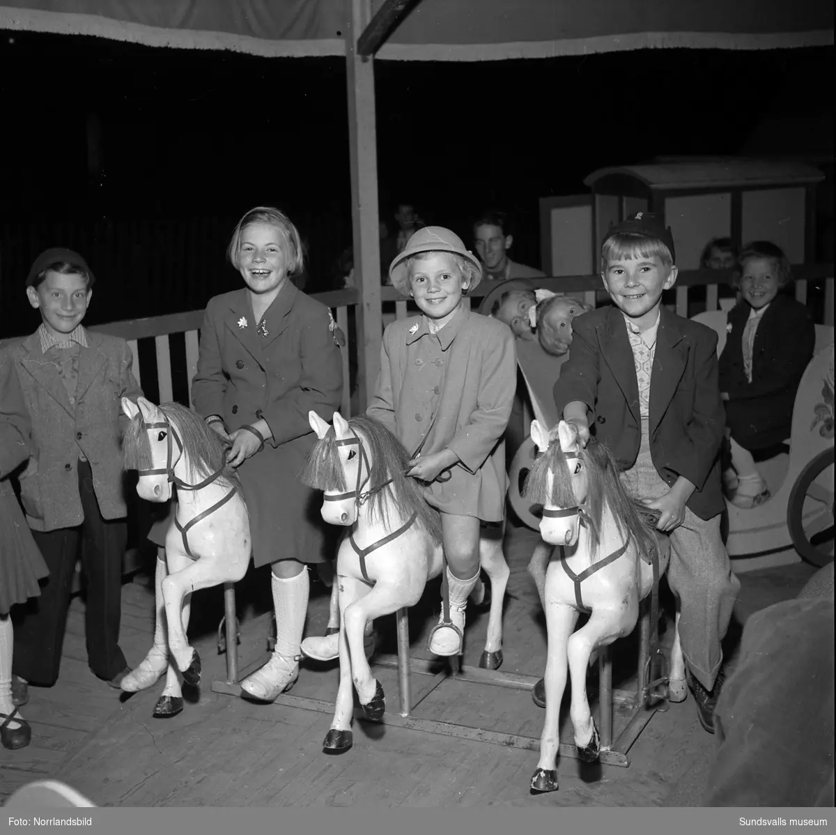 Barnens Dag i Njurunda 1951. Tivoliområdet med glada barn i gungor och karuseller.